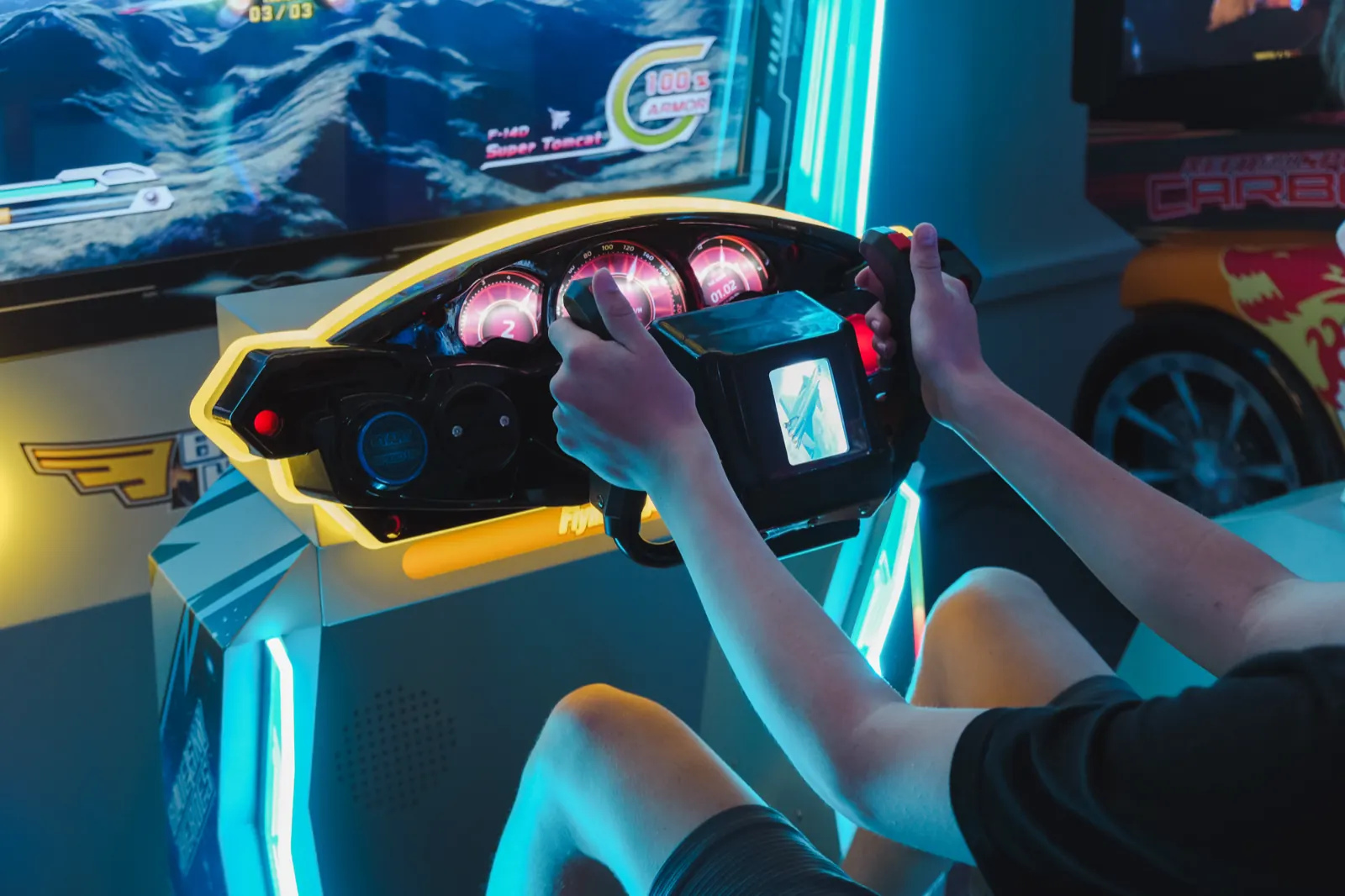 Detail rukou na futuristickém ovladači závodního simulátoru