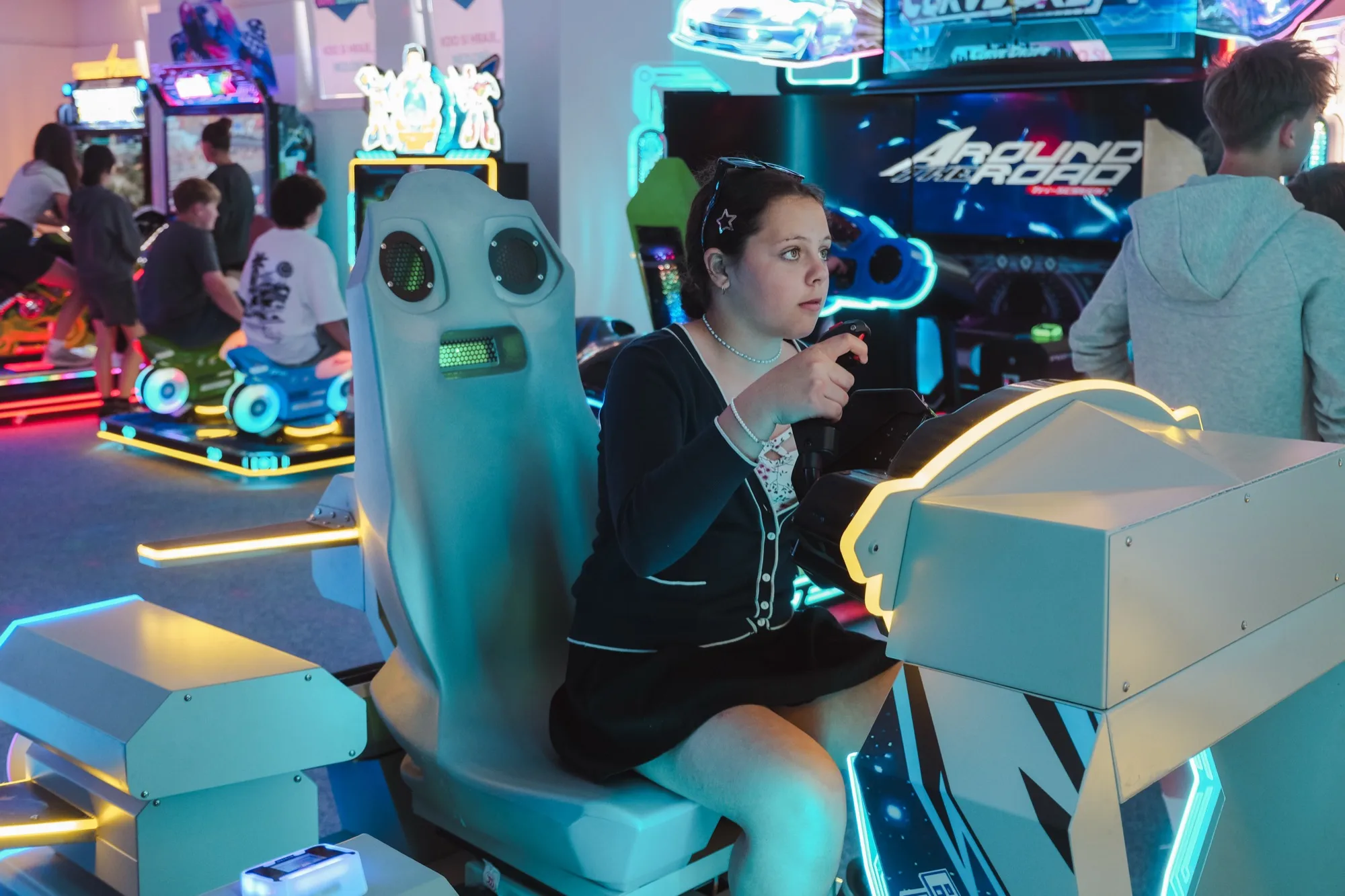 Dívka na pohybovém simulátoru ovládaném řídítky