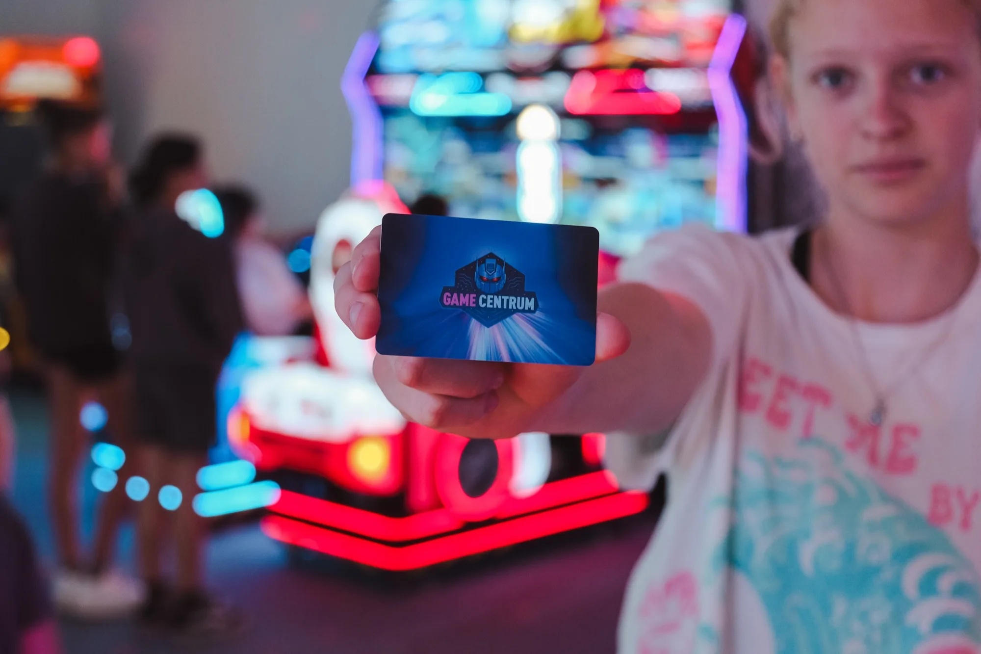 Návštěvnice ukazuje nabíjecí herní kartu Gamecentrum