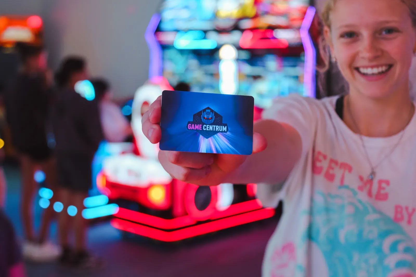 Návštěvnice ukazuje nabíjecí herní kartu Gamecentrum