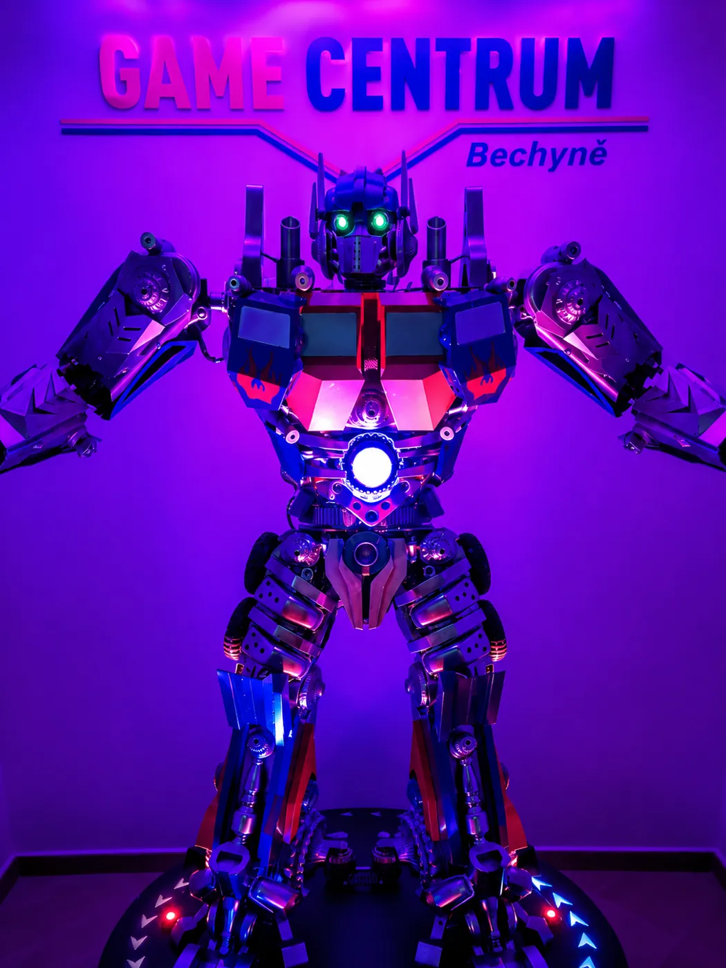 Svítící robot pod nápisem Game Centrum Bechyně